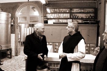 ナルディ博士とトラピスト修道士　トラピスト修道院の蒸留酒工房にて