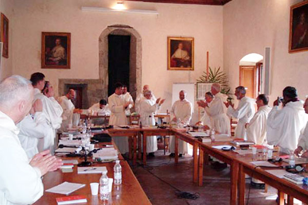 修道院食堂にて集会する修道士たち
