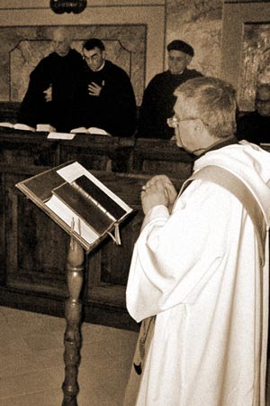 厳粛な誓いを捧げる修道士・モンテファーノ修道院にて