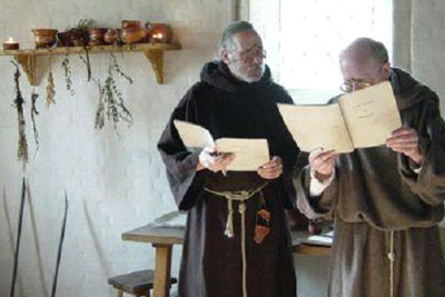 薬草図鑑を読むジュリーヴォ神父とジョコンド神父