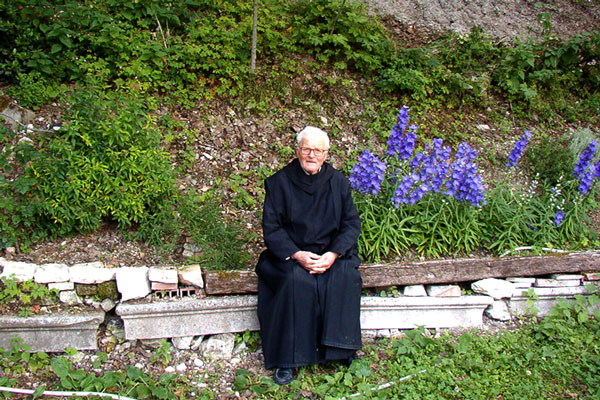 花に囲まれた、モンテファノ修道院内で最も長老のゲラルド神父