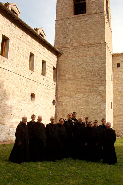 モンテファノ修道会シルヴェストリーニ修道士修道院の前にて