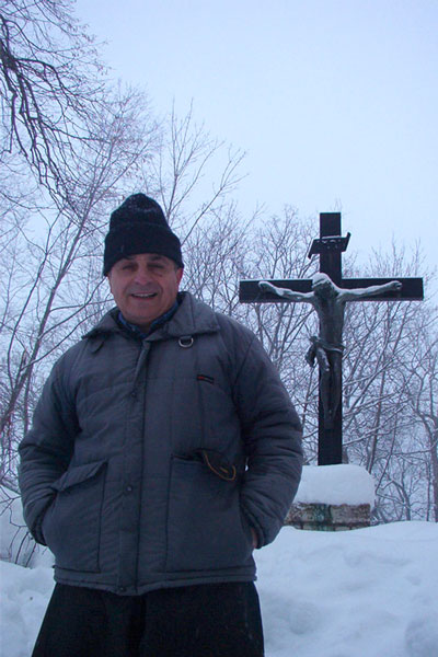 モンテファノ修道院長、ロレンツォ神父雪で覆われた十字架上のキリストの前で