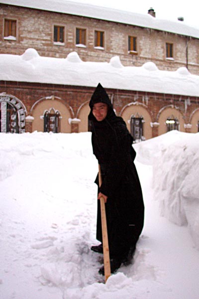 修道院前の雪かきをするジョヴァンニ神父
