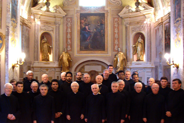 教会に並ぶ修道士会