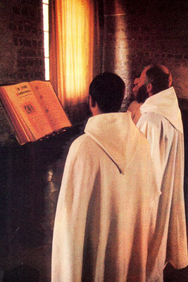 お祈りを合唱する修道士たち