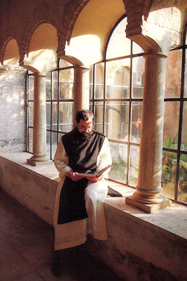 回廊で読書するトラピスティ修道士