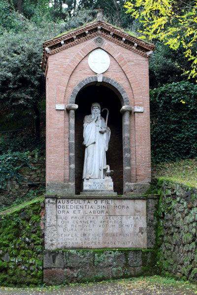 修道院入り口の聖ベネデット像