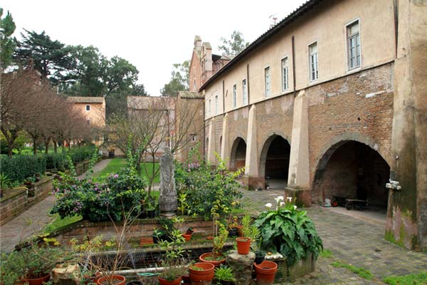 トラピスト・トレ フォンターネ修道院の中庭