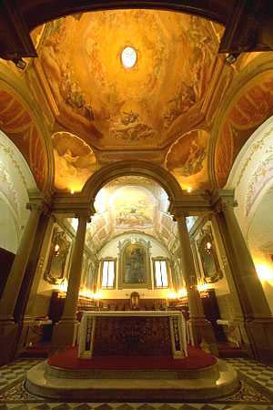 ヴァッロンブローザ修道院教会内の中央祭壇