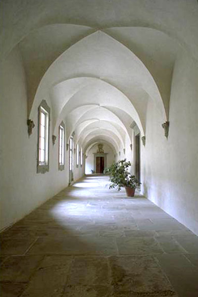 ヴァッロンブローザ修道院内の回廊