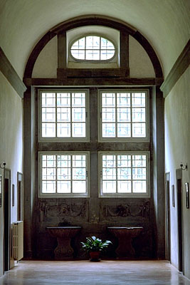 ヴァッロンブローザ修道院の来客用宿泊施設のガラス窓