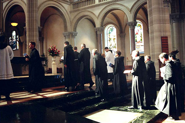 教会内のヴァッロンブローザ修道士たち
