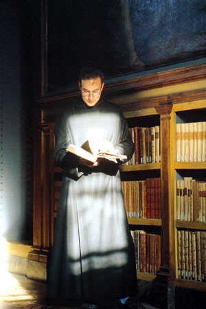 図書室にて読書をするマルコ　ピリオーレ神父